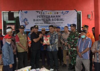 Kecamatan Kadia Terima Bantuan Bencana Banjir dari KSOP Kelas II Kendari