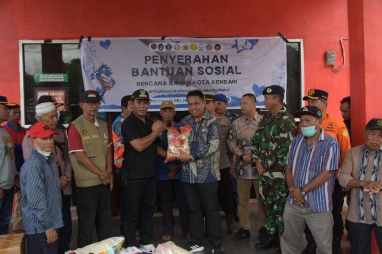 Kecamatan Kadia Terima Bantuan Bencana Banjir dari KSOP Kelas II Kendari