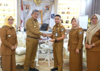 Serahkan SK, Pj Wali Kota Kendari Perintahkan Plt Kadis Damkar Baru Segera Bertindak