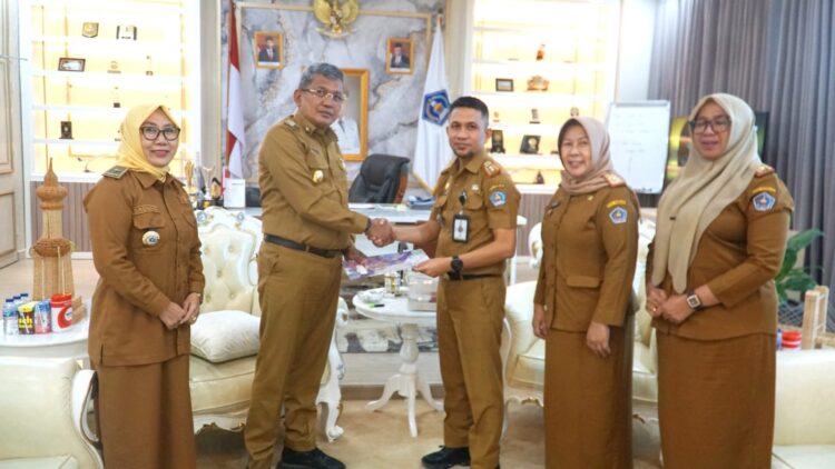 Serahkan SK, Pj Wali Kota Kendari Perintahkan Plt Kadis Damkar Baru Segera Bertindak