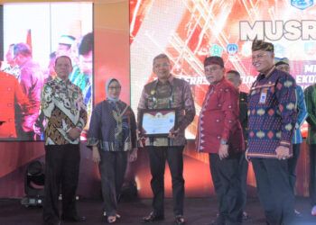 Borong Dua Penghargaan, Pj.Wali Kota Kendari Terima penghargaan di Acara Musrenbang Provinsi