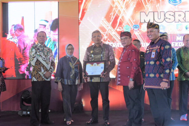 Borong Dua Penghargaan, Pj.Wali Kota Kendari Terima penghargaan di Acara Musrenbang Provinsi