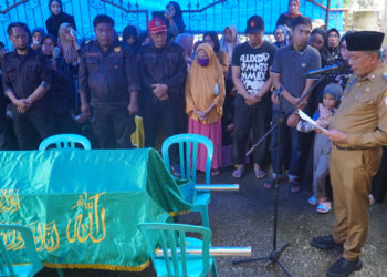 Pj Wali Kota Pimpin Upacara Pemakaman Lurah Watu-Watu