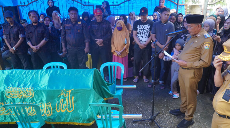 Pj Wali Kota Pimpin Upacara Pemakaman Lurah Watu-Watu