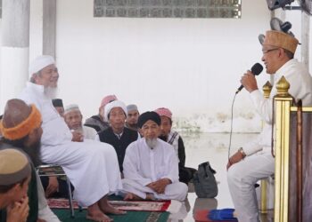 Pj Wali Kota Kendari Shalat Dzuhur Bersama Mantan Rektor UHO di Masjid Baitul Mukmin