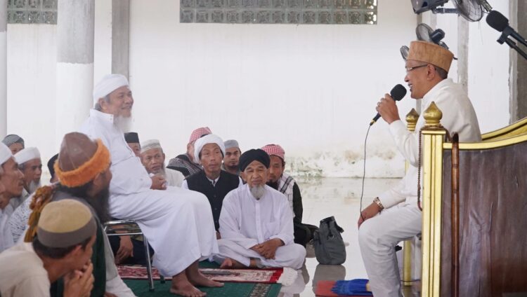 Pj Wali Kota Kendari Shalat Dzuhur Bersama Mantan Rektor UHO di Masjid Baitul Mukmin