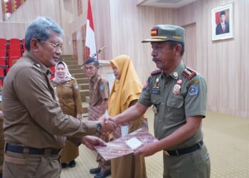 Pj Wali Kota Kendari Serahkan SK Pelaksana Tugas Tiga Kepala OPD