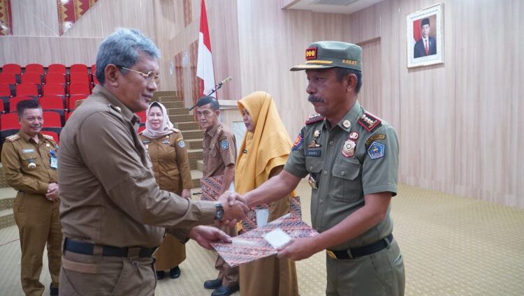 Pj Wali Kota Kendari Serahkan SK Pelaksana Tugas Tiga Kepala OPD