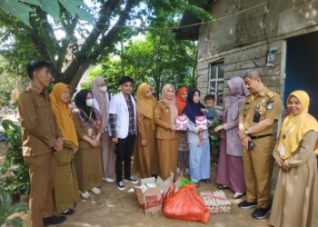 Sekda Kota Kendari Serahkan Bantuan Program Orang Tua Asuh Stunting di Kecamatan Baruga