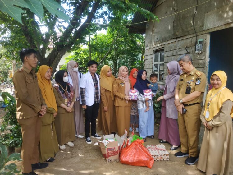 Sekda Kota Kendari Serahkan Bantuan Program Orang Tua Asuh Stunting di Kecamatan Baruga