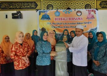 TP-PKK dan Dharma Wanita Persatuan Kota Kendari Bakti Sosial di Pondok Pesantren dan Panti Jompo