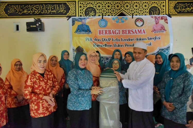 TP-PKK dan Dharma Wanita Persatuan Kota Kendari Bakti Sosial di Pondok Pesantren dan Panti Jompo