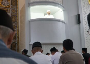 Shalat Idul Fitri di masjid Akbar Benu-benua, Pj. Wali Kota ajak warga Kota Kendari pererat silaturahmi