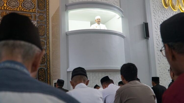Shalat Idul Fitri di masjid Akbar Benu-benua, Pj. Wali Kota ajak warga Kota Kendari pererat silaturahmi