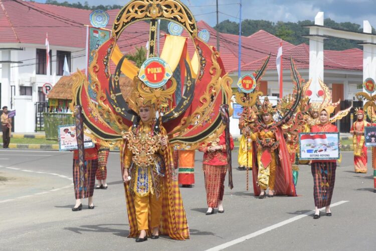 Kota Kendari Tampilkan Pakaian Adat 4 Etnis pada Parade Defile Nusantara Jambore PKK Sultra