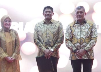 Pj Wali Kota Kendari Serahkan Tanda Terima Kasih Kepada Brigjen TNI Ayub Akbar