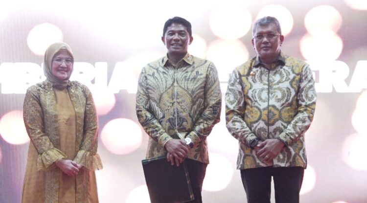 Pj Wali Kota Kendari Serahkan Tanda Terima Kasih Kepada Brigjen TNI Ayub Akbar