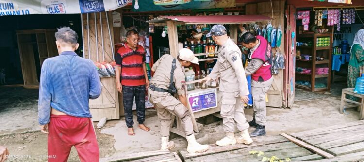 Satpol PP Kendari Tertibkan PKL di Tiga Jalan Utama