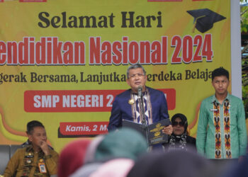 Peringatan Hardiknas Berlangsung di SMPN 2 Kendari, Pj Wali Kota Jadi Pembina Upacara 
