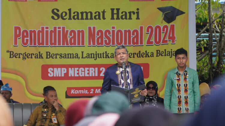 Peringatan Hardiknas Berlangsung di SMPN 2 Kendari, Pj Wali Kota Jadi Pembina Upacara 