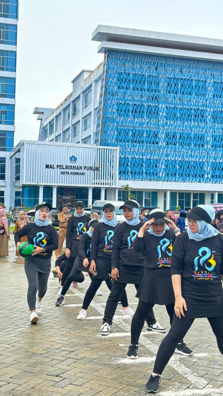 Lomba Bola Gotong dan Lari Karung meriahkan HUT Kota Kendari ke-193