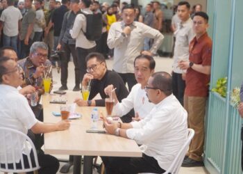 Presiden Jokowi dan Pj.Wali Kota Kendari Makan Nasi Goreng di The Park