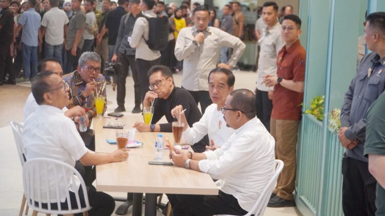Presiden Jokowi dan Pj.Wali Kota Kendari Makan Nasi Goreng di The Park