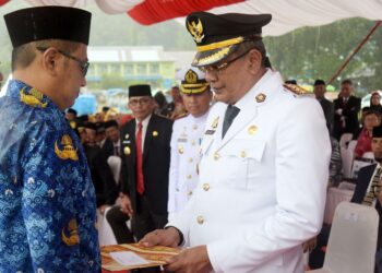 Pj Wali Kota Kendari Serahkan SK Pengangkatan 1.236 PPPK di HUT ke-193 Kota Kendari