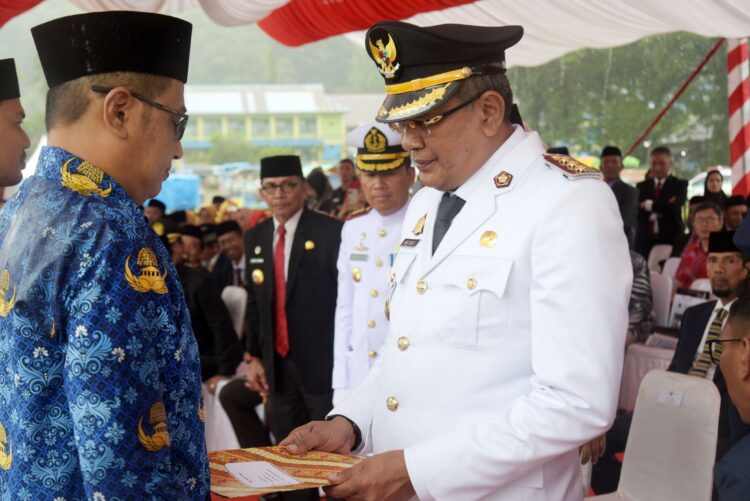 Pj Wali Kota Kendari Serahkan SK Pengangkatan 1.236 PPPK di HUT ke-193 Kota Kendari