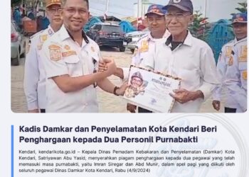 Kadis Damkar dan Penyelamatan Kota Kendari Beri Penghargaan kepada Dua Personil Purnabakti