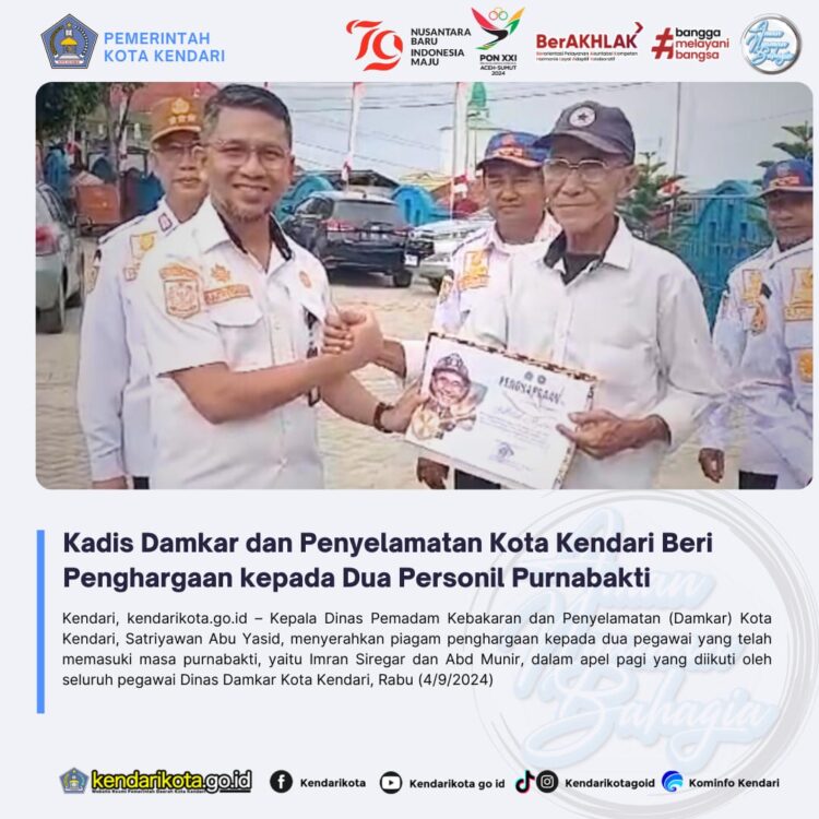 Kadis Damkar dan Penyelamatan Kota Kendari Beri Penghargaan kepada Dua Personil Purnabakti