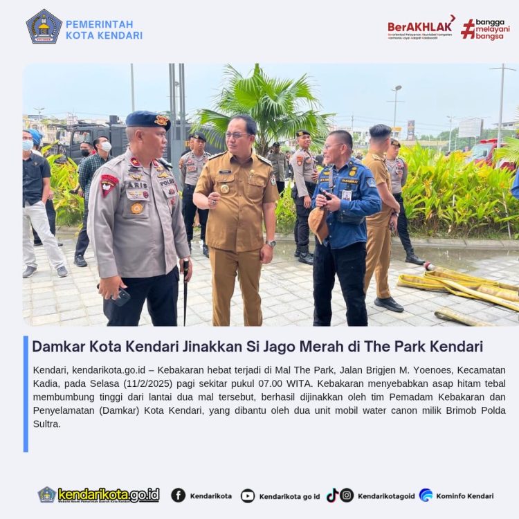 Damkar Kota Kendari Jinakkan Si Jago Merah di The Park Kendari