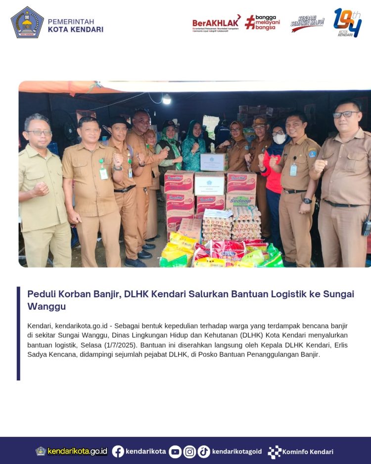Peduli Korban Banjir, DLHK Kendari Salurkan Bantuan Logistik ke Sungai Wanggu