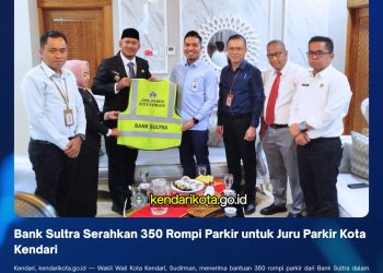 Bank Sultra Serahkan 350 Rompi Parkir untuk Juru Parkir Kota Kendari