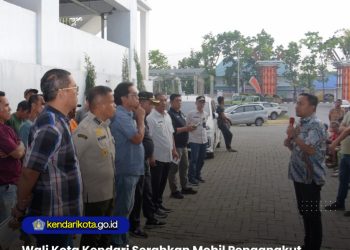 Wali Kota Kendari Serahkan Mobil Pengangkut Sampah ke Kecamatan untuk Perkuat Program Lulo