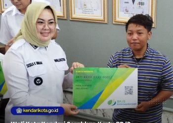 Wali Kota Kendari Serahkan Kartu BPJS Ketenagakerjaan kepada 1.500 Pekerja Informal