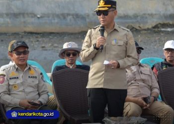 Sekda Kota Kendari Pimpin Apel Persiapan Pembersihan Bangkai Kapal di Teluk Kendari