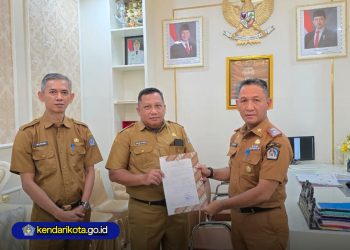 Sekda Kota Kendari Serahkan SK Plt Kadis Perpustakaan dan Arsip