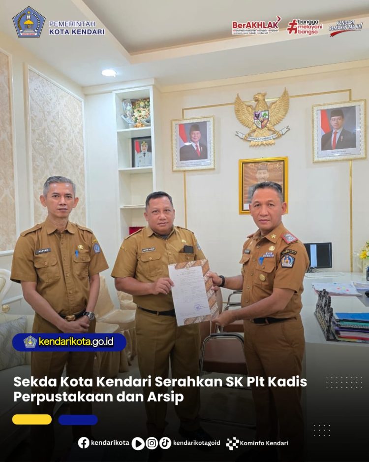 Sekda Kota Kendari Serahkan SK Plt Kadis Perpustakaan dan Arsip