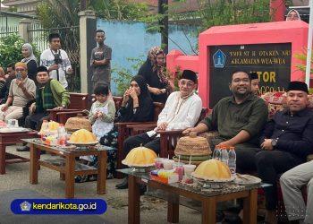Warga Kampung Bahagia Gelar Buka Puasa Bersama di Sepanjang Jalan