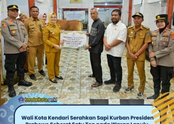 Wali Kota Kendari Serahkan Sapi Kurban Presiden Prabowo Seberat Satu Ton pada Warga Lapulu
