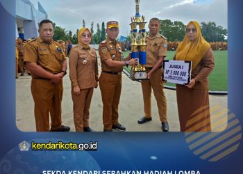 Sekda Kendari Serahkan Hadiah Lomba Perpustakaan Kelurahan pada Apel Gabungan ASN