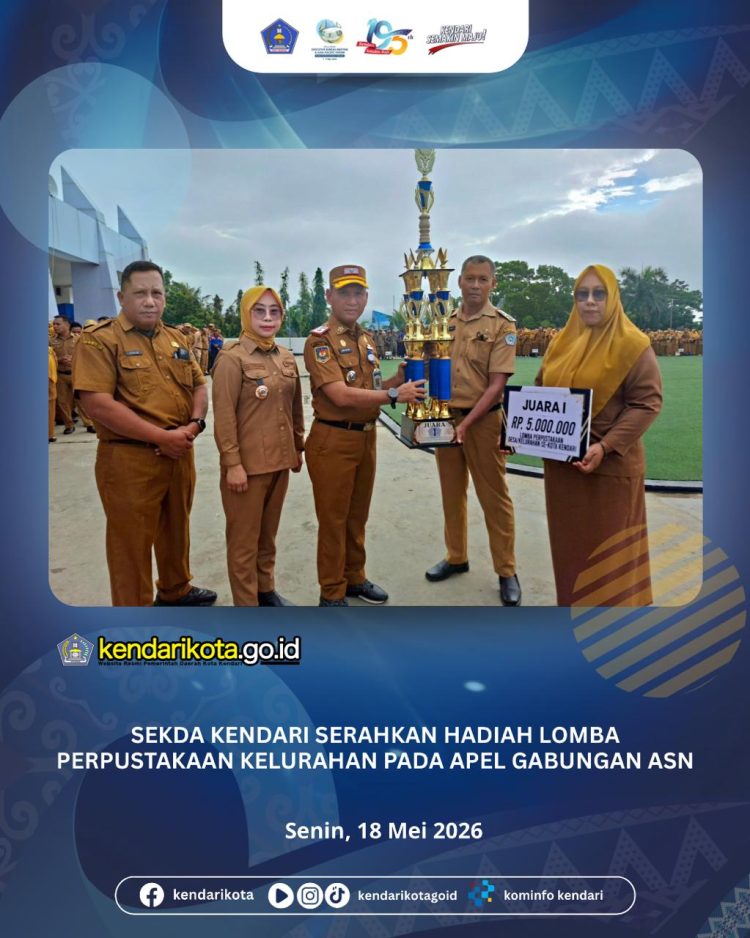 Sekda Kendari Serahkan Hadiah Lomba Perpustakaan Kelurahan pada Apel Gabungan ASN