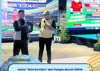 Nobar “Bola Gembira” dan Pangan Murah UMKM Semarakkan Balai Kota Kendari, Warga Antusias Dukung Tim Favorit